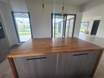 Venta casa 5 amb   club Manuel Belgrano Financia