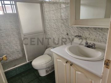 Vendo casa de dos pisos con suite