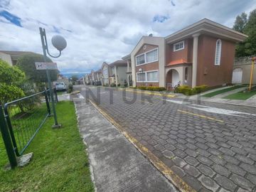 Vendo casa de dos pisos con suite