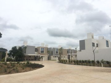 CASA EN VENTA MÉRIDA, PRIVADA CERCA DE SERVICIOS Y LA PLAYA
