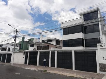 De Venta Casa Rentera Sector La Luz - 5 departamentos