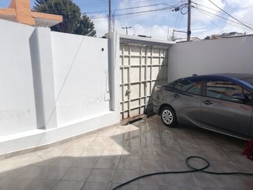 De Venta Casa Rentera Sector La Luz - 5 departamentos