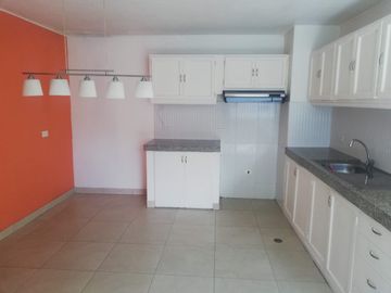 De Venta Casa Rentera Sector La Luz - 5 departamentos