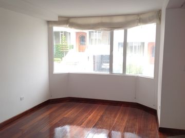 Venta Casa de 235m2 con 3 dormitorios sector Norte de Quito