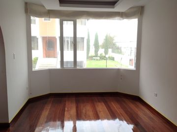 Venta Casa de 235m2 con 3 dormitorios sector Norte de Quito