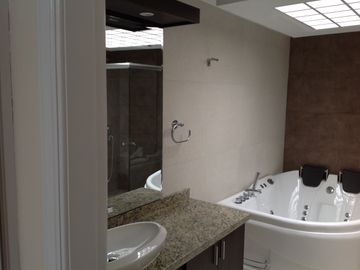 Venta casa de Lujo 4 dormitorios y departamento 3 dorm. Urbanización El Condado