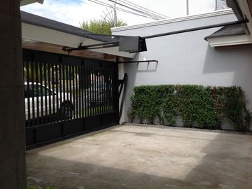 Venta casa de Lujo 4 dormitorios y departamento 3 dorm. Urbanización El Condado