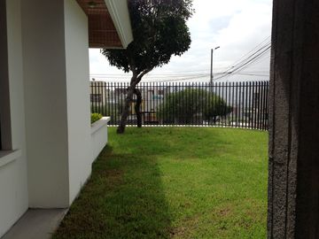 Venta casa de Lujo 4 dormitorios y departamento 3 dorm. Urbanización El Condado