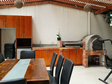 Venta Casa Tipo Hacienda-Diseño Único y Amplias Áreas Verdes
