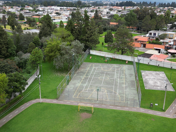 Venta Casa Tipo Hacienda-Diseño Único y Amplias Áreas Verdes