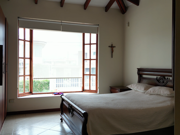 Venta Casa Tipo Hacienda-Diseño Único y Amplias Áreas Verdes