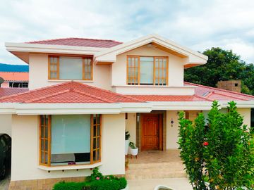 Venta Casa Tipo Hacienda-Diseño Único y Amplias Áreas Verdes