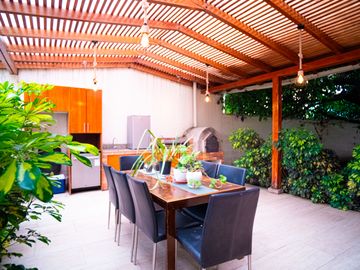 Venta Casa Tipo Hacienda-Diseño Único y Amplias Áreas Verdes