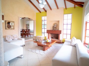 Venta Casa Tipo Hacienda-Diseño Único y Amplias Áreas Verdes