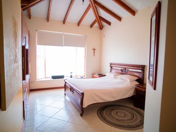 Venta Casa Tipo Hacienda-Diseño Único y Amplias Áreas Verdes