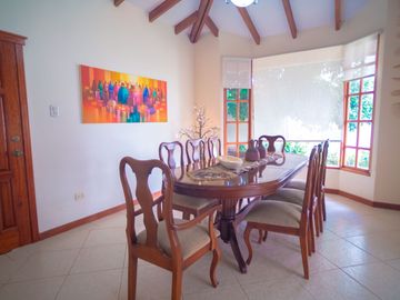 Venta Casa Tipo Hacienda-Diseño Único y Amplias Áreas Verdes