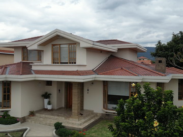 Venta Casa Tipo Hacienda-Diseño Único y Amplias Áreas Verdes