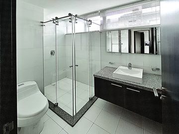 Departamento exclusivo Gonzalez Suárez con Línea Blanca / Planta Eléctrica
