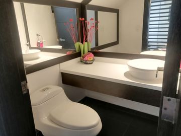 VENTA DE CASA EN NAYON