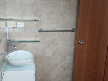 Venta de Departamento Calle Portete y Eloy Alfaro - $128.000 negociables