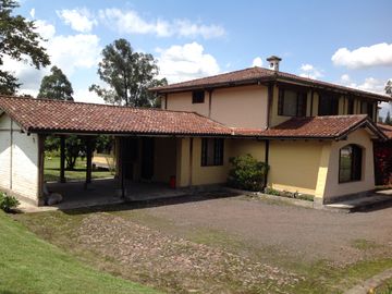 Venta hermosa quinta 5 dormitorios en el Valle de Los Chillos