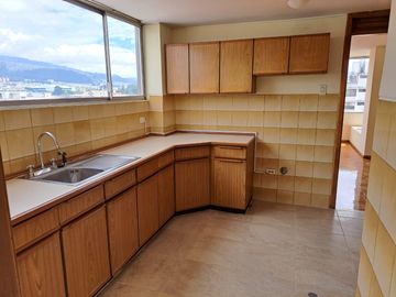 Venta departamento 135 m², 2 parqueaderos – Norte de Quito