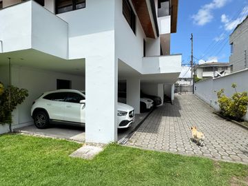 Venta amplia casa de 6 dormitorios urbanización El Condado