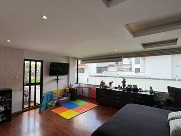Venta amplia casa de 6 dormitorios urbanización El Condado