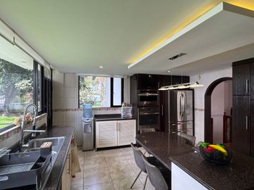 Venta amplia casa de 6 dormitorios urbanización El Condado