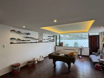 Venta amplia casa de 6 dormitorios urbanización El Condado
