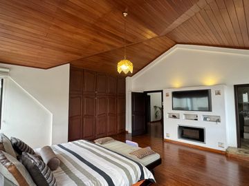 Venta amplia casa de 6 dormitorios urbanización El Condado