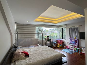 Venta amplia casa de 6 dormitorios urbanización El Condado