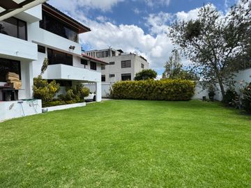 Venta amplia casa de 6 dormitorios urbanización El Condado