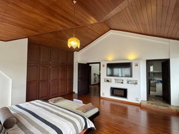 Venta amplia casa de 6 dormitorios urbanización El Condado