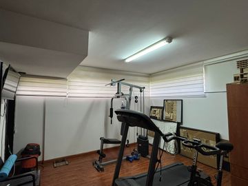 Venta amplia casa de 6 dormitorios urbanización El Condado