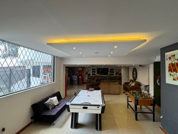 Venta amplia casa de 6 dormitorios urbanización El Condado