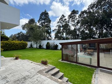 Venta amplia casa de 6 dormitorios urbanización El Condado