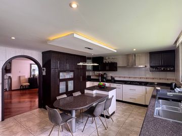 Venta amplia casa de 6 dormitorios urbanización El Condado