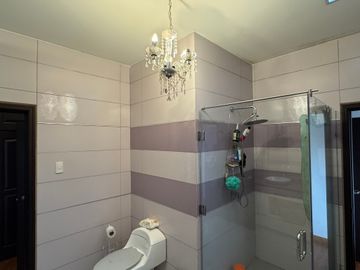 Venta amplia casa de 6 dormitorios urbanización El Condado