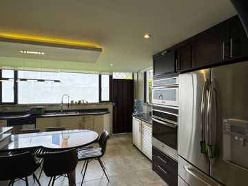 Venta amplia casa de 6 dormitorios urbanización El Condado
