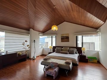 Venta amplia casa de 6 dormitorios urbanización El Condado