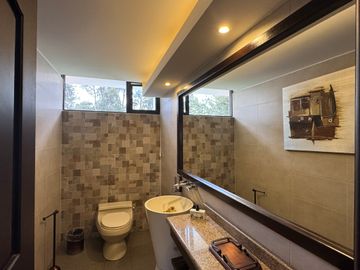 Venta amplia casa de 6 dormitorios urbanización El Condado
