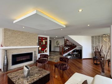 Venta amplia casa de 6 dormitorios urbanización El Condado