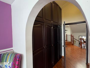 Venta amplia casa de 6 dormitorios urbanización El Condado