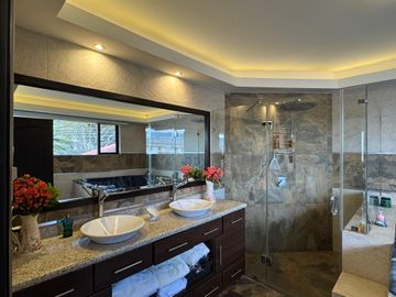 Venta amplia casa de 6 dormitorios urbanización El Condado