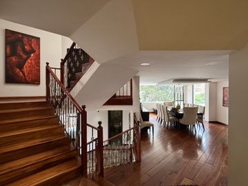 Venta amplia casa de 6 dormitorios urbanización El Condado