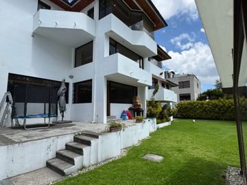 Venta amplia casa de 6 dormitorios urbanización El Condado