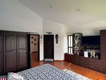 Venta amplia casa de 6 dormitorios urbanización El Condado