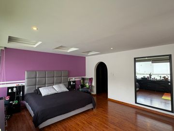 Venta amplia casa de 6 dormitorios urbanización El Condado