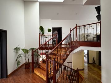 Venta amplia casa de 6 dormitorios urbanización El Condado